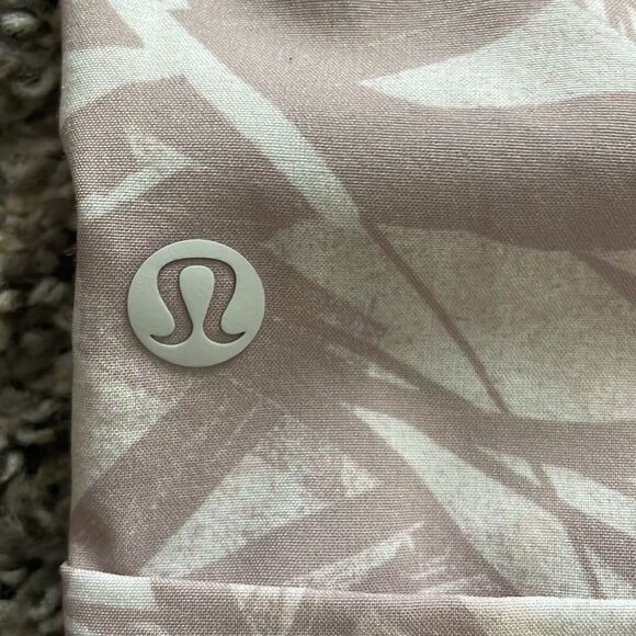 Lululemon Shadow Leaf/Light Ivory Muse Spring Break Away 3" Shorts Women… - Picture 6 of 9